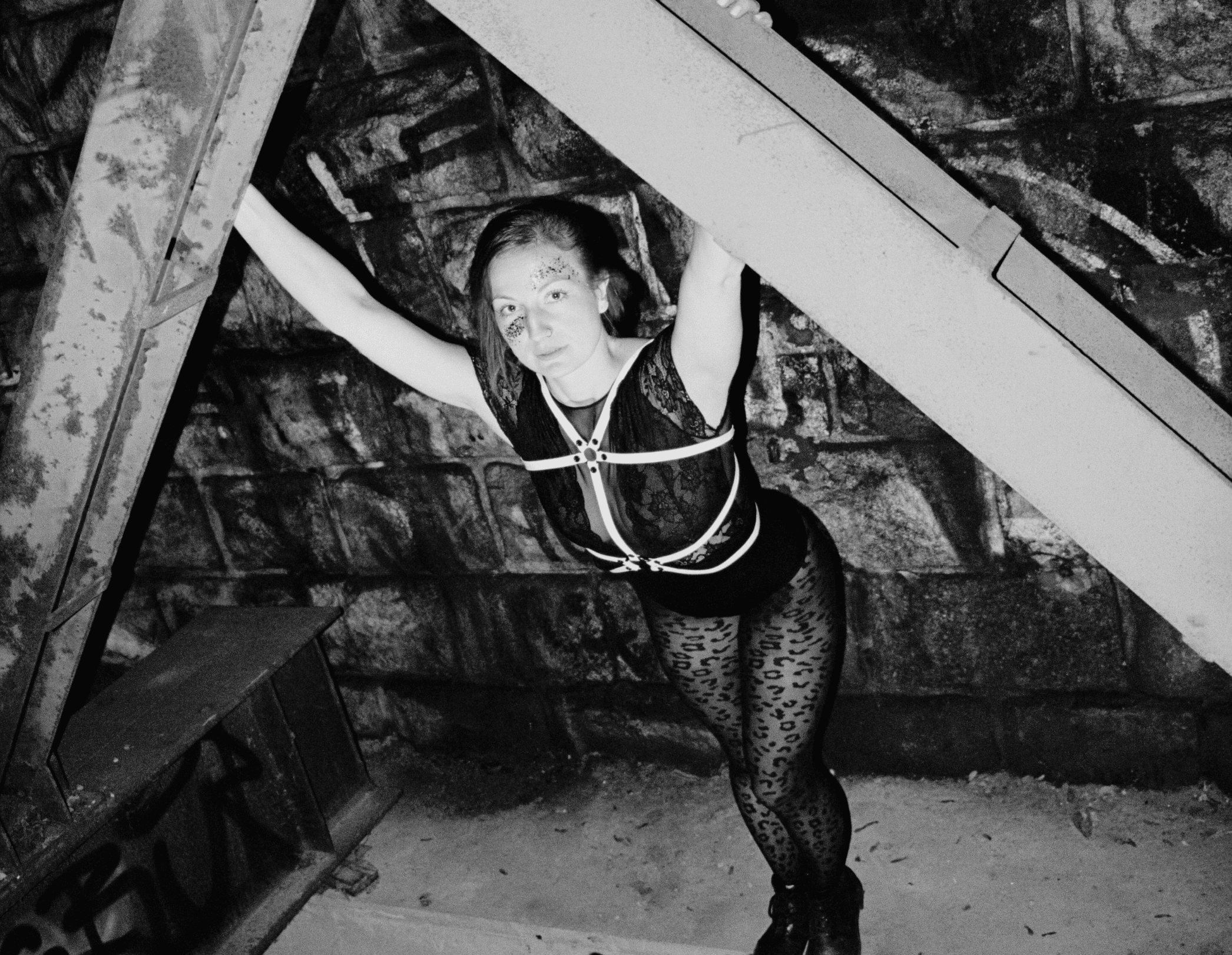Kreativní dress code, třpytky a kinky doplňky jako vyjádření svobody a osobité kinky estetiky v berlínských fetiš klubech.