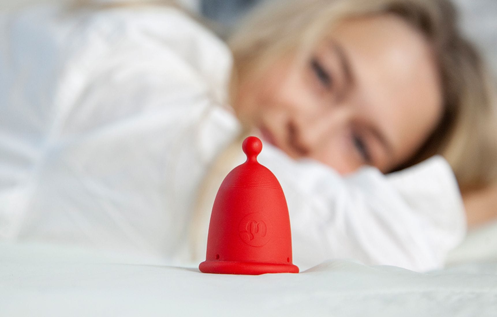 Menstruační kalíšek Whoop-de-doo z lékařského silikonu pro udržení zdravého vaginálního pH.