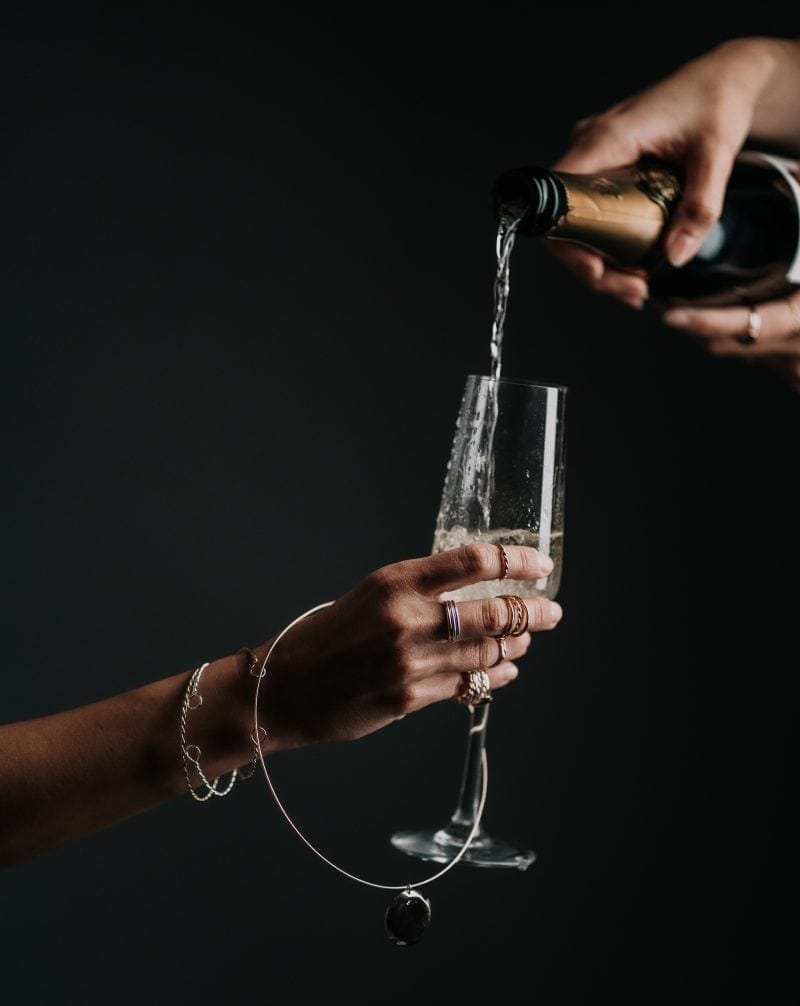 Elegantní prezentace ručně vyráběných šperků Champagne navržených Annou Marešovou, inspirovaných estetikou a lehkostí šampaňského.