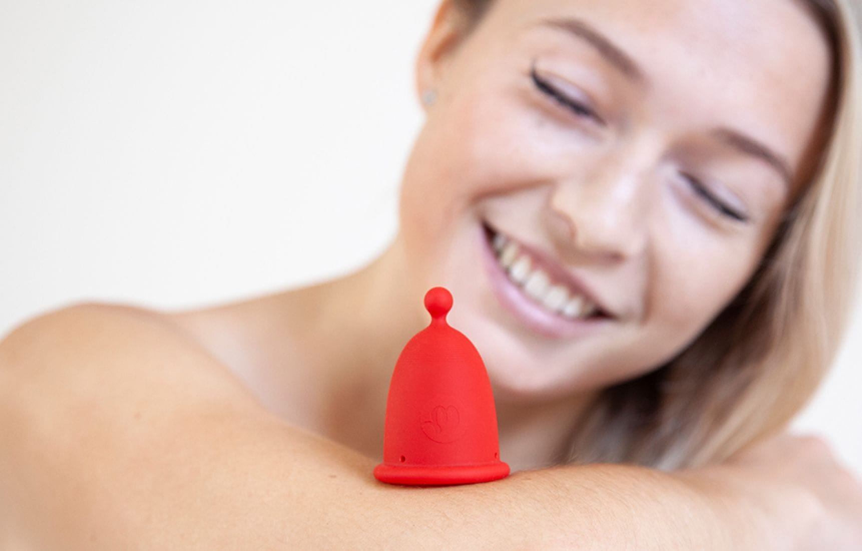 Respekt k ženskému tělu a cyklům začíná u otevřené komunikace a výběru komfortních pomůcek, jako je menstruační kalíšek.