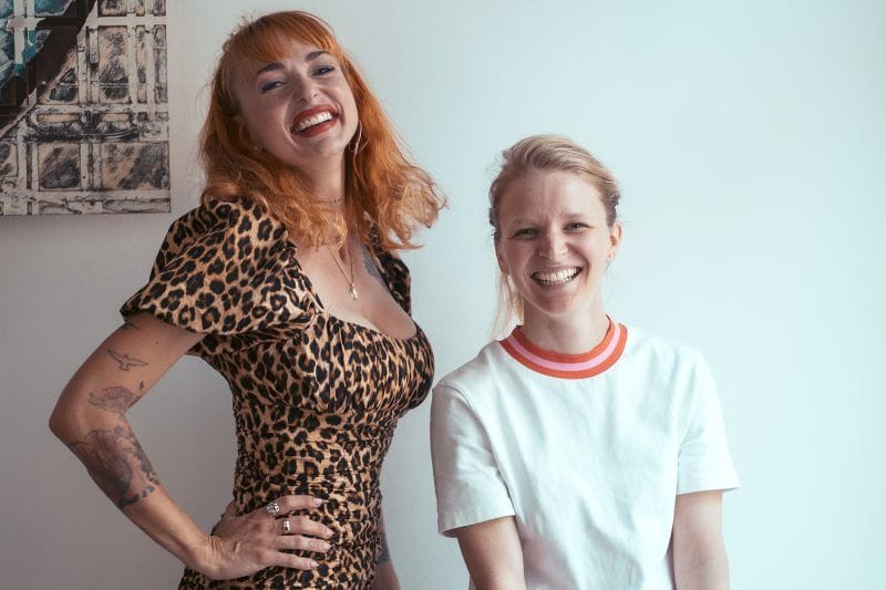 Burlesque performerka Miss Cool Cat a designérka Anna Marešová během nahrávání první série podcastu Přiznej barvu, která se věnuje destigmatizaci menstruace a intimních témat.