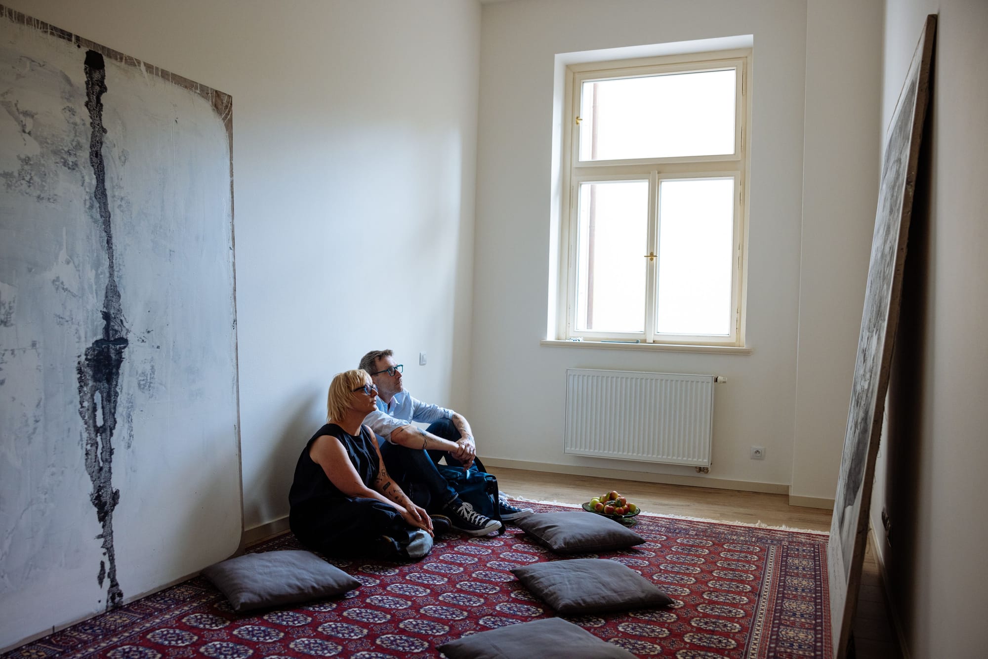 Klidná, až zenová atmosféra v nově otevřeném patře studia Anny Marešové. Propojení udržitelného designu a autorského umění pro klid na práci.