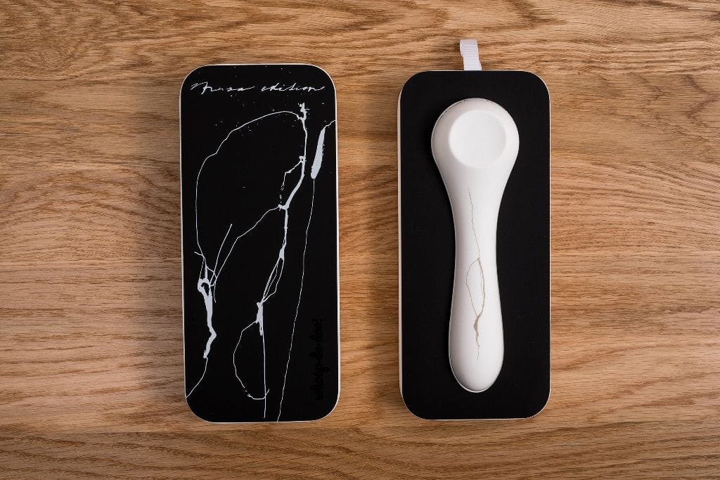 Detailní pohled na exkluzivní produktový design a umělecké zpracování limitované edice intimních pomůcek s motivy od Lukáše Musila.