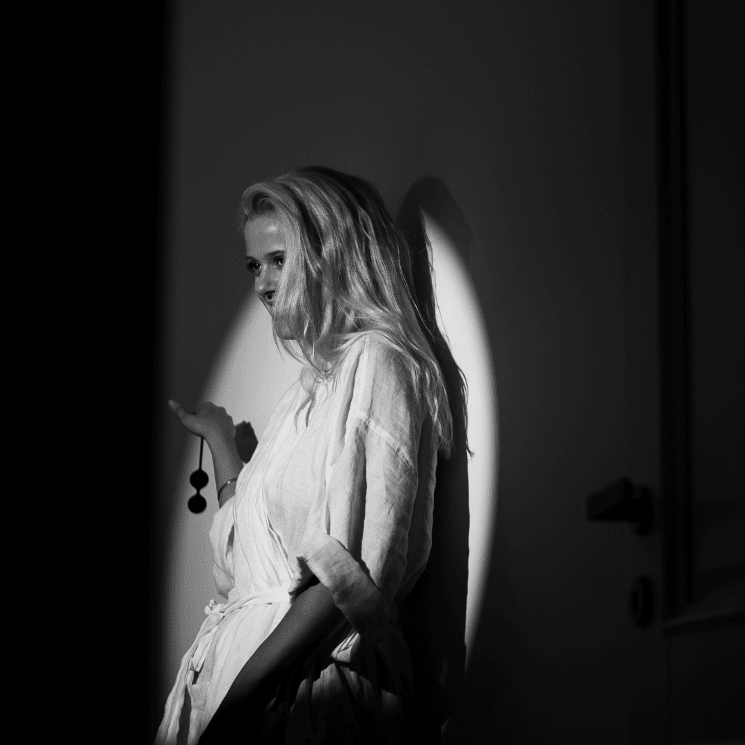 Černobílá fotografie Terezie Kovalové, která v ruce drží Venušiny kuličky WHoop.de.doo.