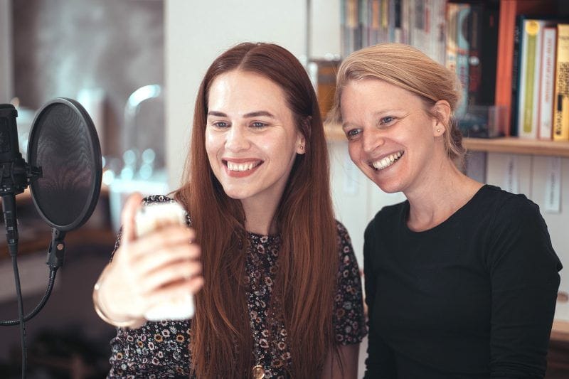 Deniska Nesvačilová a Anna Marešová při natáčení podcastu Přiznej barvu