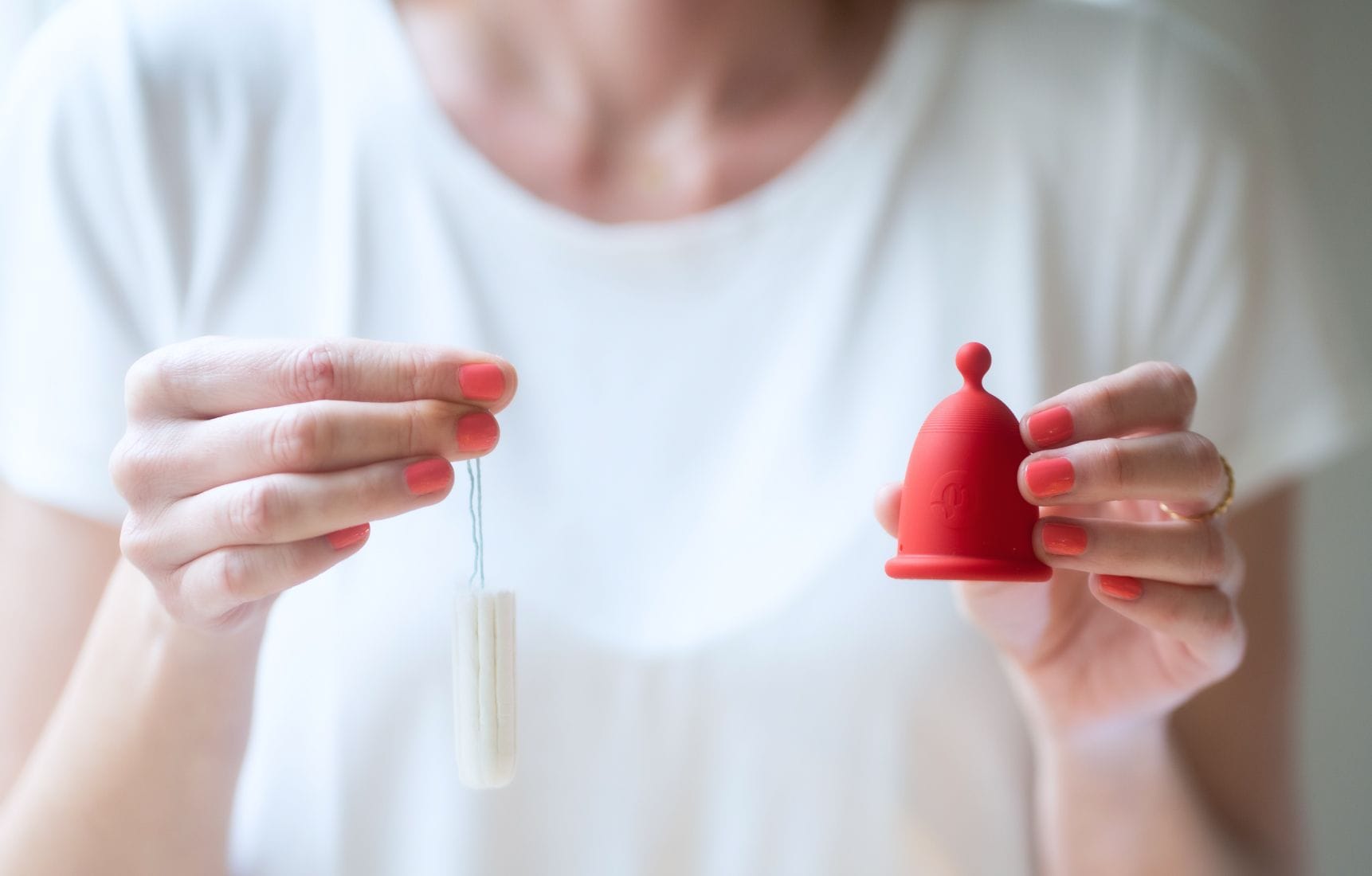 Srovnání tamponu a menstruačního kalíšku z hlediska tlaku na děložní čípek a vlivu na menstruační bolesti.