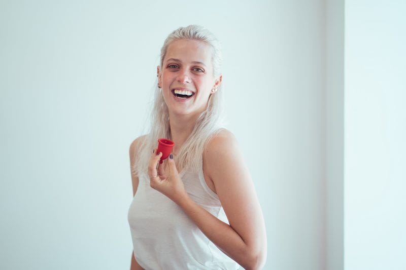 Violoncellistka Terezie Kovalová s menstruačním kalíškem Whoop-de-doo jako host podcastu Přiznej barvu o přijetí vlastního cyklu.