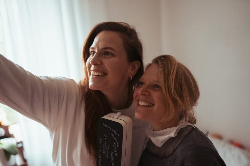 Herečka Petra Nesvačilová přebírá testovací sadu menstruačního kalíšku od designérky Anny Marešové během celodenního rozvozu prototypů.