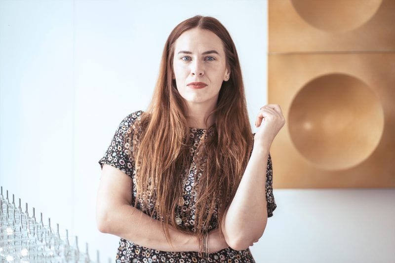 Herečka Petra Nesvačilová jako host v podcastové sérii Anny Marešové Přiznej barvu, kde sdílí svůj osobní příběh o přijetí vlastního cyklu a destigmatizaci menstruace.