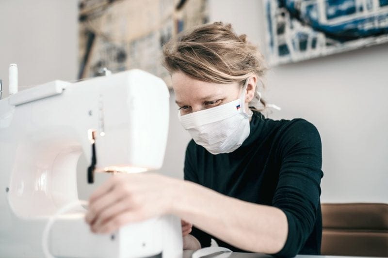 Anna Marešová za šicím strojem v designovém studiu