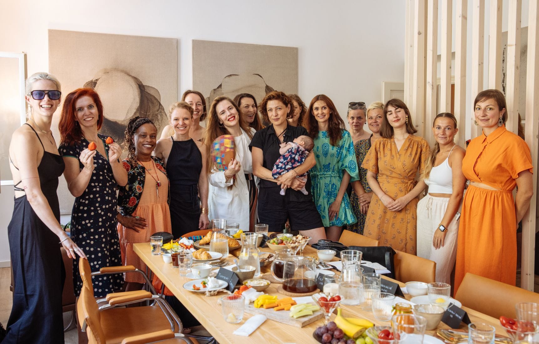Tým Whoop·de·doo, novinářky a ambasadorky (včetně Tonye Graves, Adély Elbel, Terezie Kovalové či Petry Nesvačilové) na tiskové snídani ke kampani proti menstruační chudobě.