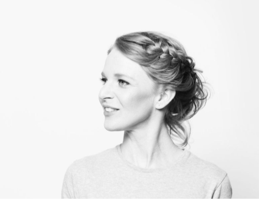 Designérka Anna Marešová. Černobílý portrét.