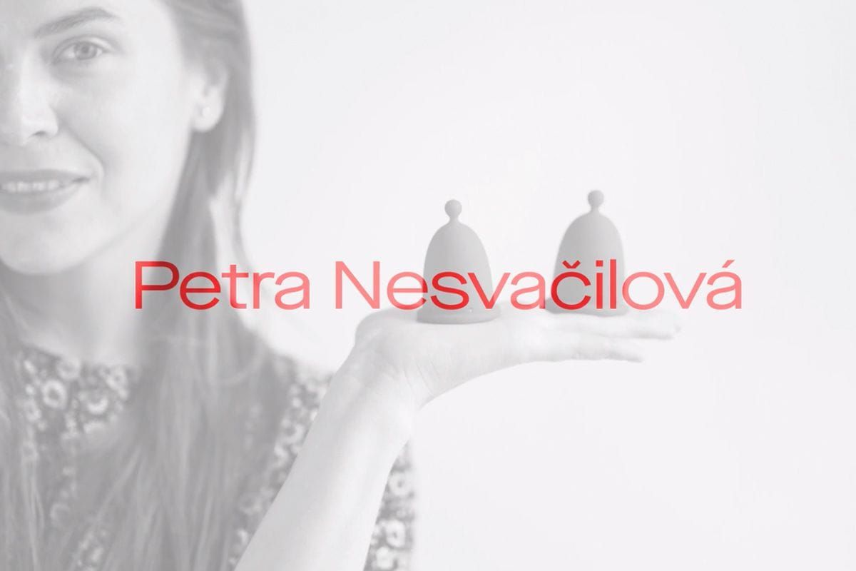 Titulní vizuál k epizodě podcastu Přiznej barvu, kde herečka Petra Nesvačilová mluví o svém sžívání s menstruací a o tom, jak jí menstruační kalíšky přinesly větší svobodu.