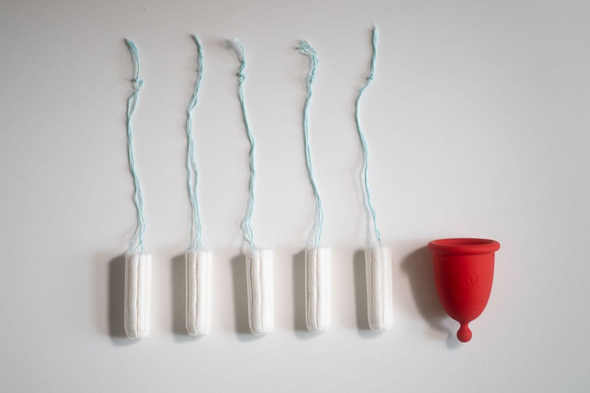 Vizualizace srovnání životního cyklu menstruačních pomůcek: Pět jednorázových menstruačních tampónu a jeden kalíšek Whoop.de.doo.
