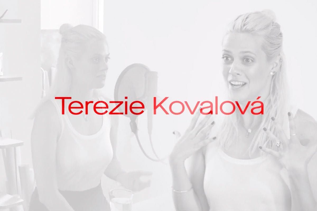 Světlá grafika s červeným nápisem Terezie Kovalová a poloprůhledným záběrem mluvící ženy v bílém nátělníku u mikrofonu.
