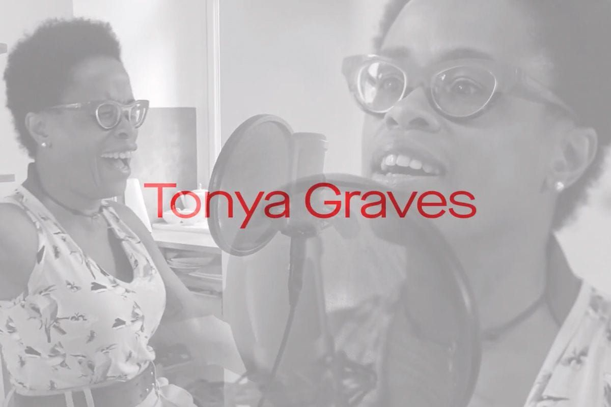Zpěvačka Tonya Graves v úvodní epizodě podcastu Přiznej barvu o mýtech kolem menstruace a menopauzy.