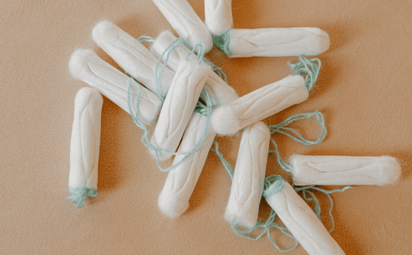 Rozsypané menstruační tampóny