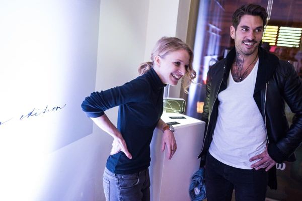 Designérka Anna Marešová a výtvarník Lukáš Musil alias Musa se spolu smějí v expozici na Designbloku vedle podstavce s produkty.