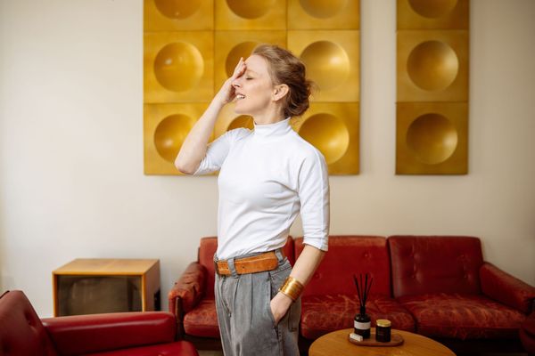 Anna Marešová ve svém pražském studiu. Snímek zachycuje moment soustředění a kreativní atmosféry, která provází tvorbu prémiového českého designu.