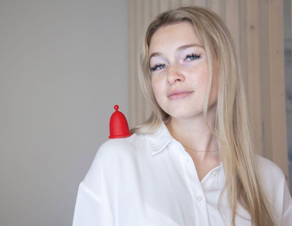 Otevřená komunikace o menstruaci a podpora osvěty mezi mladými ženami jako cesta k odstranění společenských tabu.