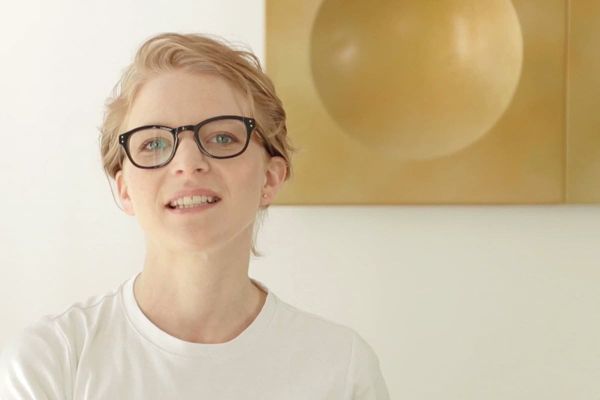 Designérka Anna Marešová ve svém studiu v Praze na Letné.
