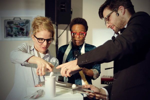 Anna Marešová při slavnostním křtu Venušiných kuliček Whoop·de·doo za přítomnosti kmotry Tonyi Graves a moderátora Petra Prokopa.