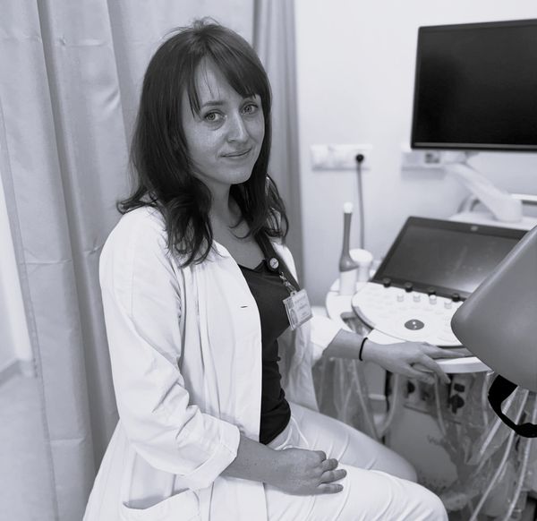 Urogynekoložka a odborná konzultantka MUDr. Erika Francová ve své lékařské ordinaci během konzultace o zdraví pánevního dna.
