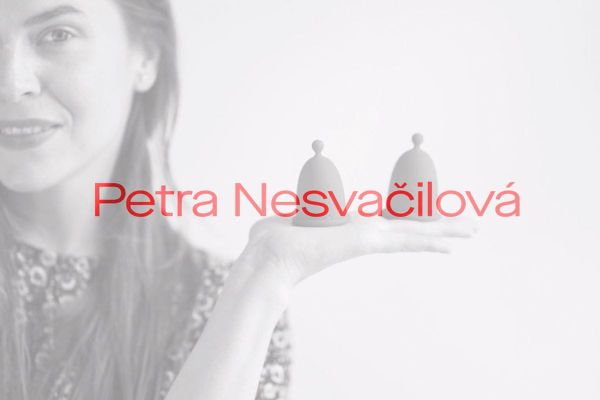 Titulní vizuál k epizodě podcastu Přiznej barvu, kde herečka Petra Nesvačilová mluví o svém sžívání s menstruací a o tom, jak jí menstruační kalíšky přinesly větší svobodu.