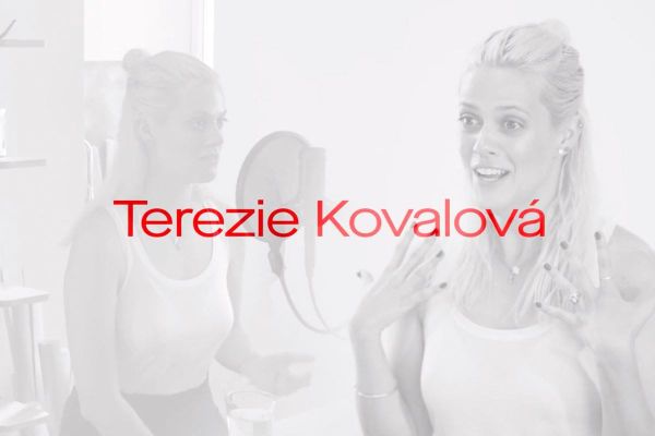 Světlá grafika s červeným nápisem Terezie Kovalová a poloprůhledným záběrem mluvící ženy v bílém nátělníku u mikrofonu.