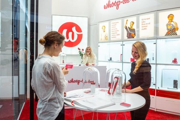 Unikátní experiment v oblasti intimních pomůcek. Pop-up butik Whoop·de·doo ve Westfield Chodov přinesl do obchodního centra otevřený a nestoudný design.