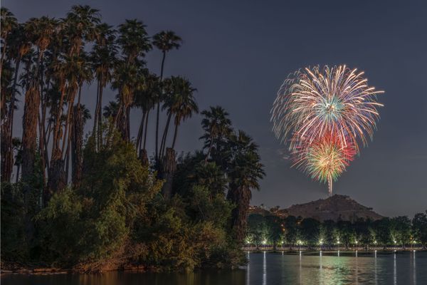 Julian Jolliffe’s fireworks photo lights up the internet