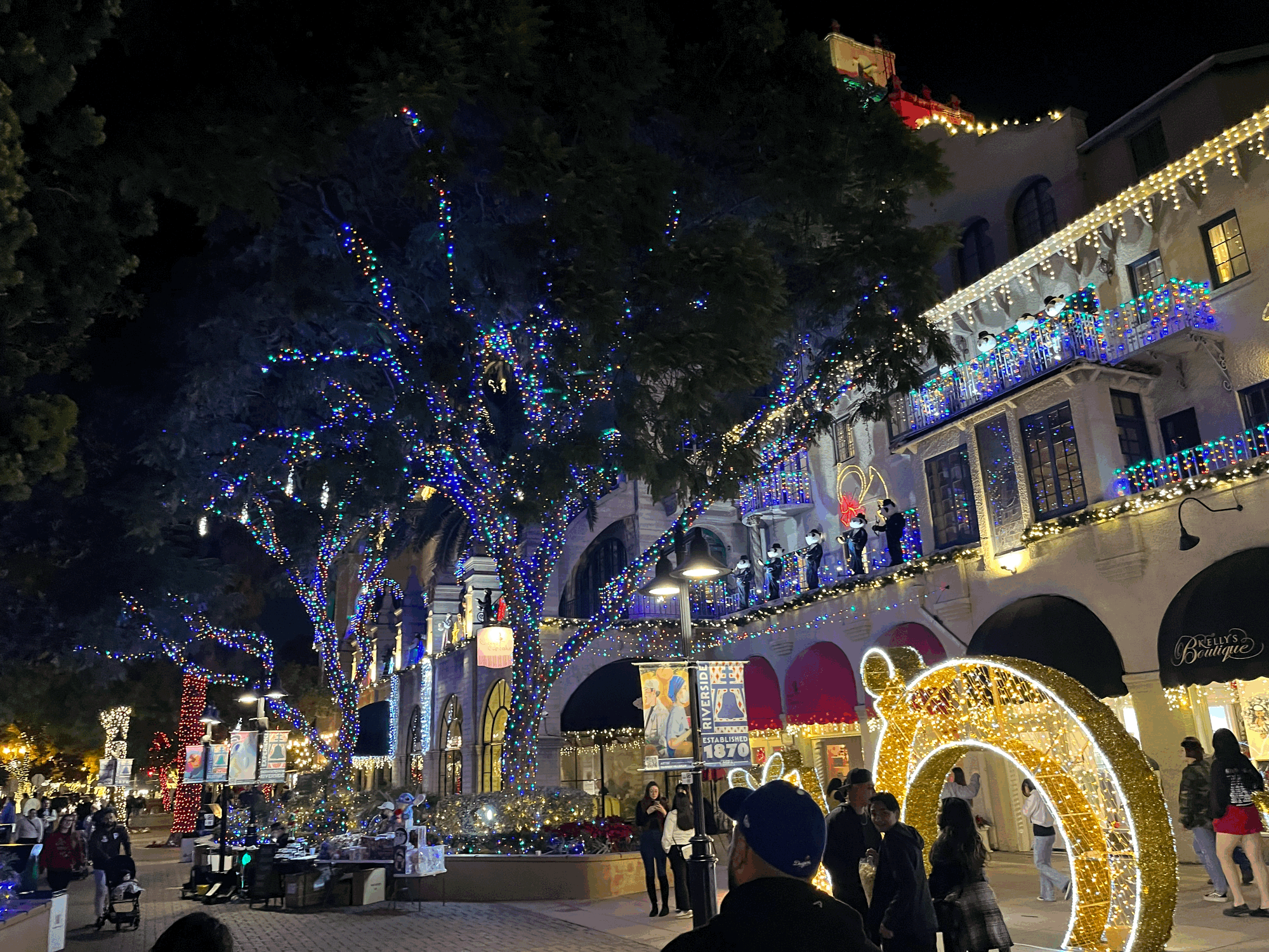 Extra “Merry” Artswalk Helps Connect Last-Minute Shoppers and Local Artists