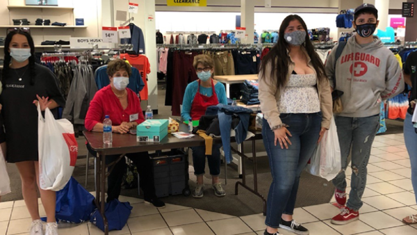 Community Highlight: 49 high school students granted scholarships by one Riverside organization