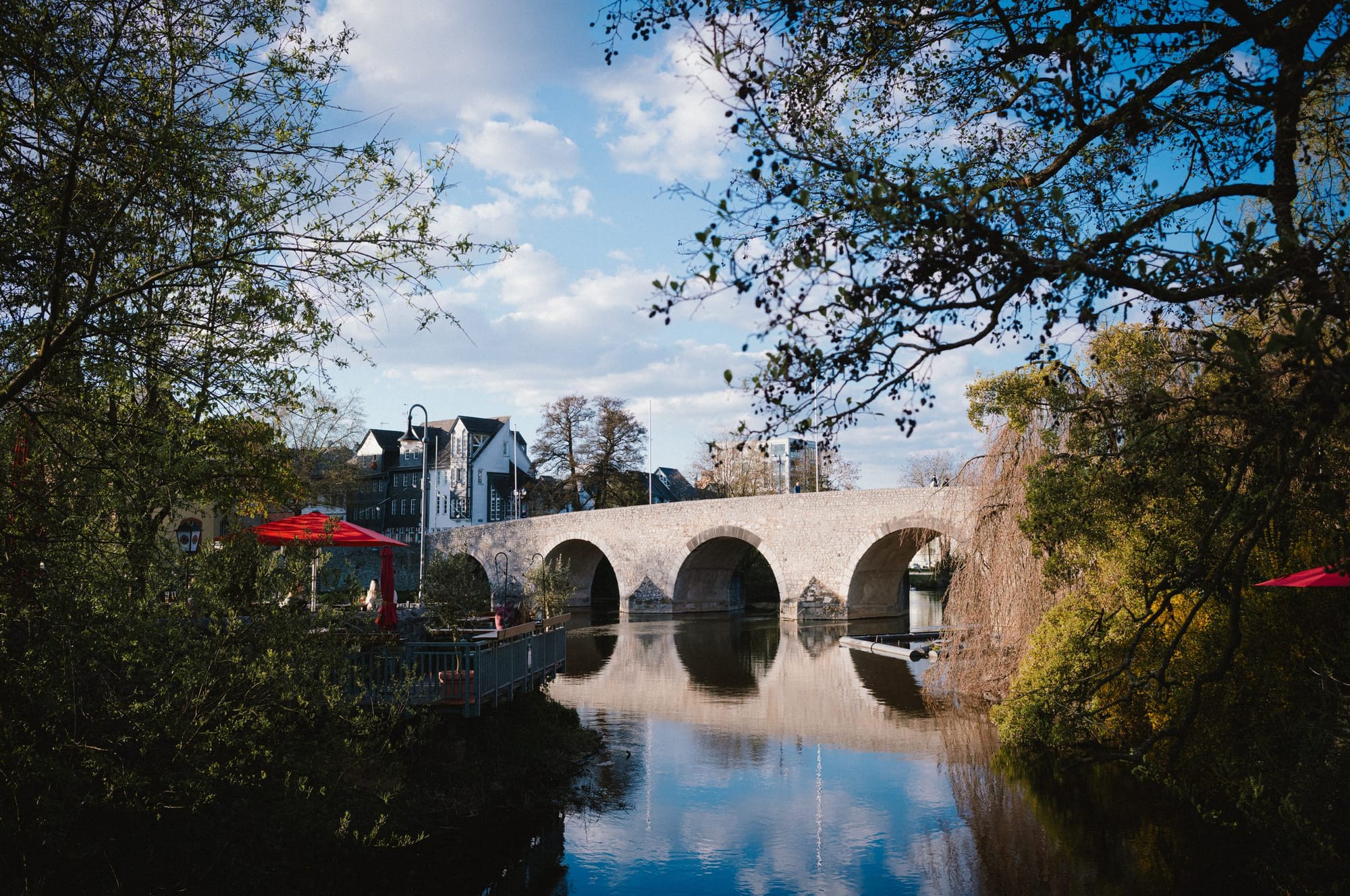 The old stone bridge over the Lahn