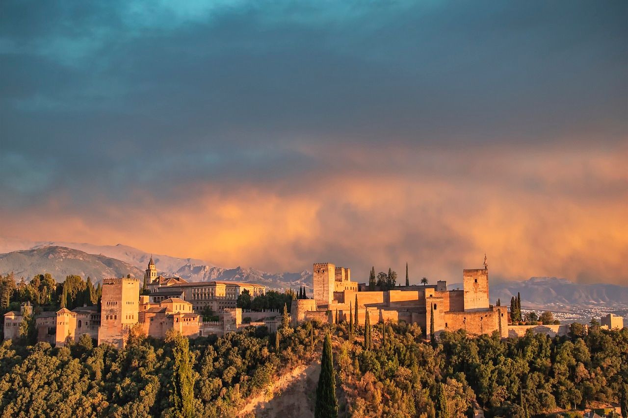 Te facilitamos información sobre los sitios que tienes que conocer si vas a visitar Granada ciudad