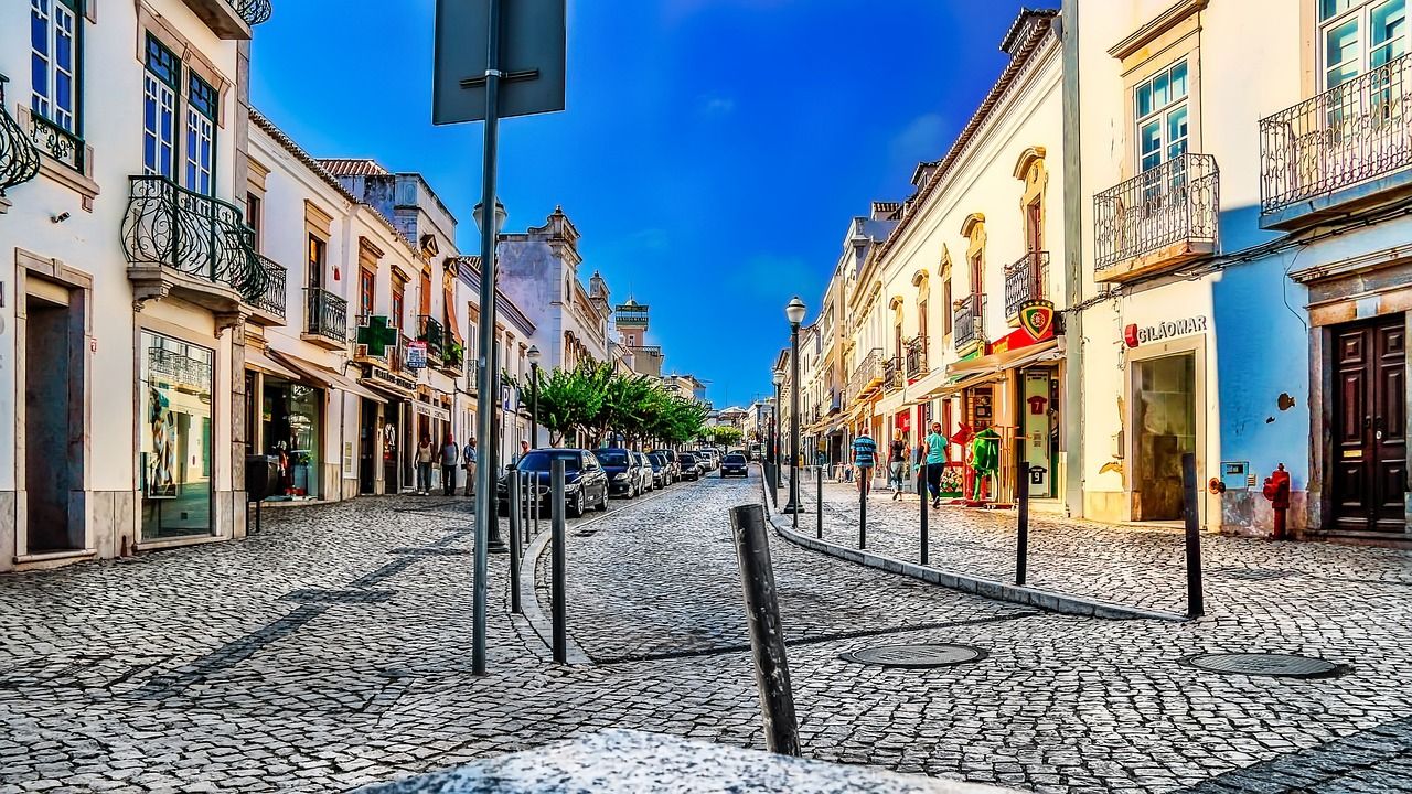 Infórmate sobre cómo alquilar coche para ir a Portugal y descubrir Lisboa, Oporto o el Algarve