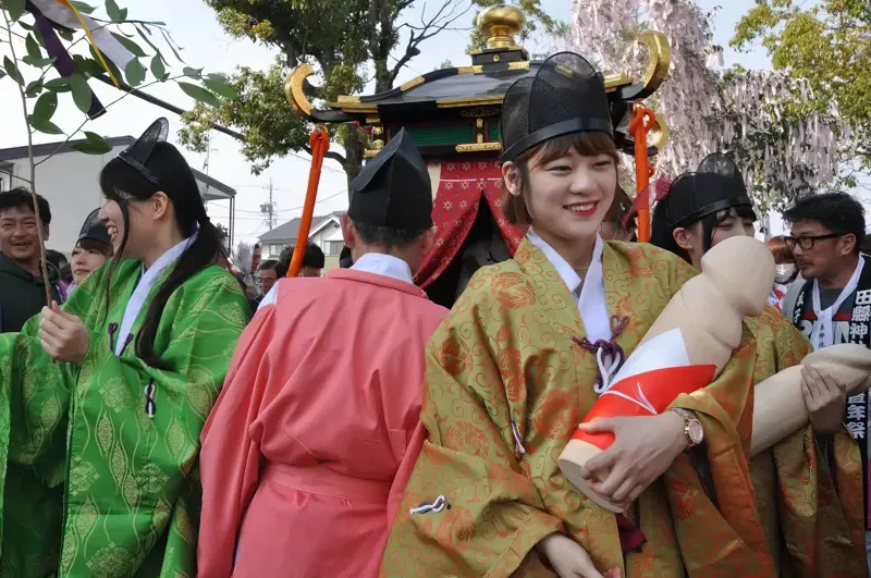 Honen Matsuri procession at Tagata Shrine