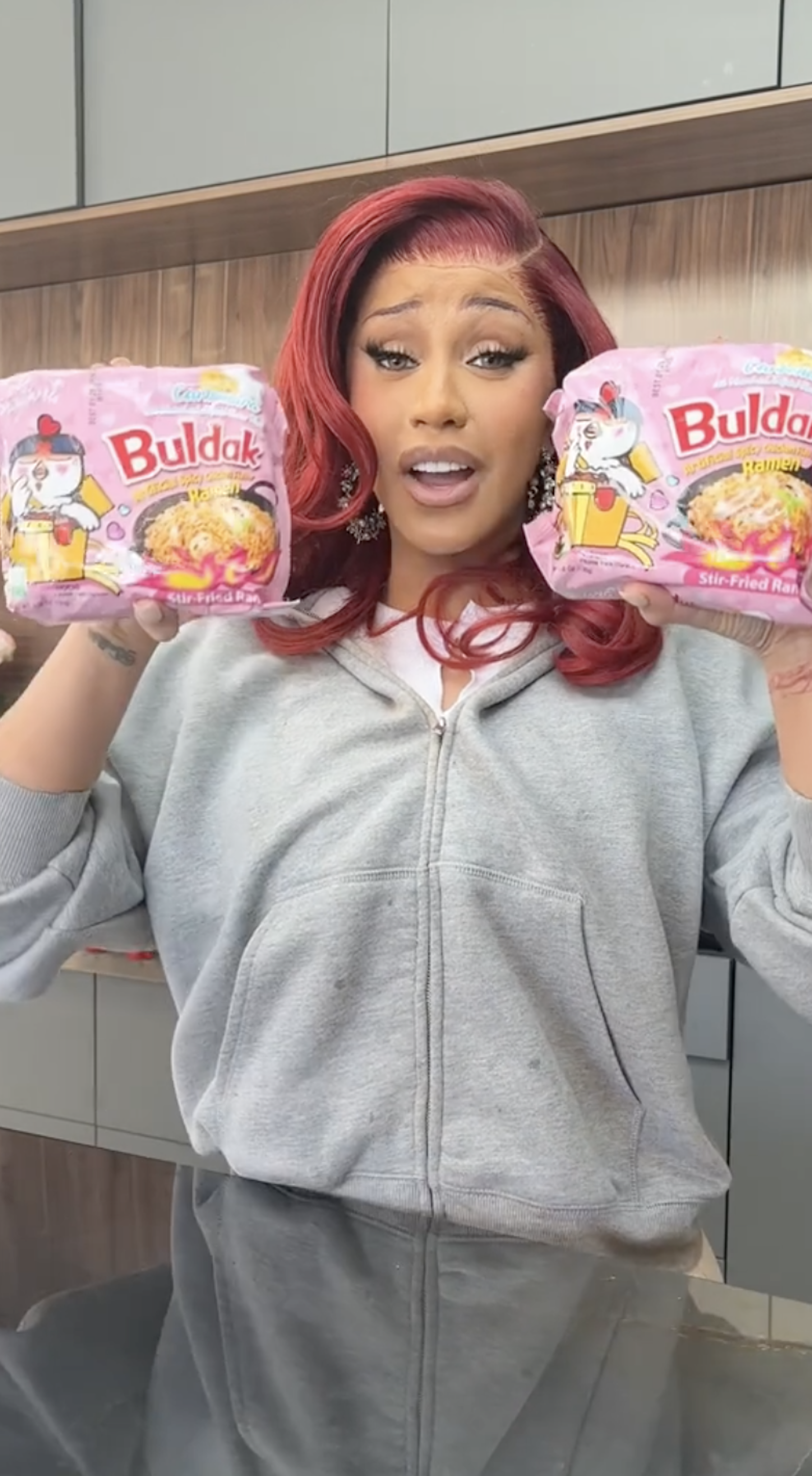 US rapper cardi B tries Korean ramen tik tok video