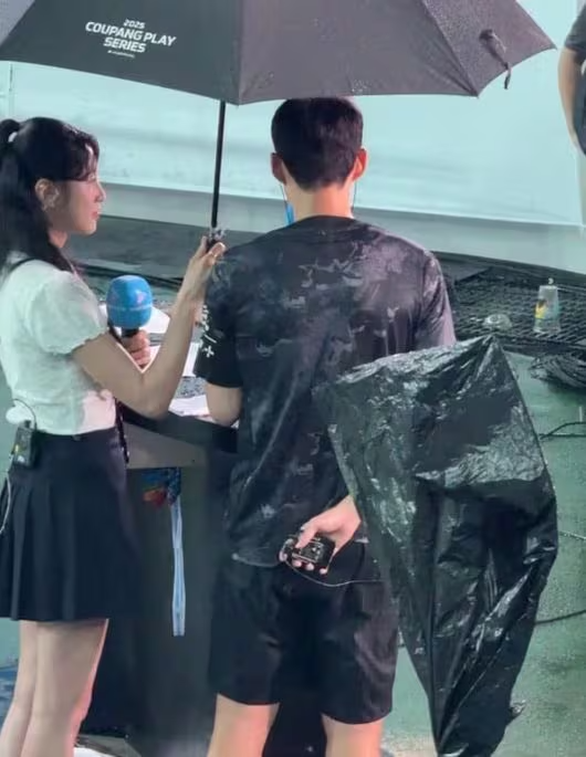 son heung min umbrella interview manners south korea football