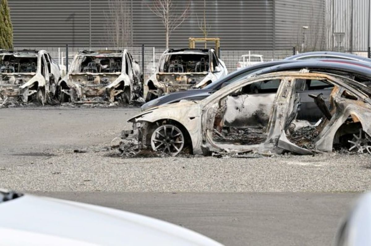 france set fire tesla cars protest elon musk nazi