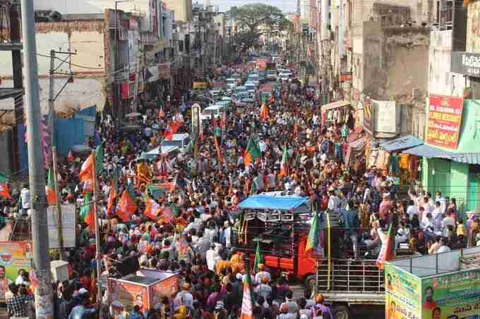 People participated in the BJP election campaign on the street.