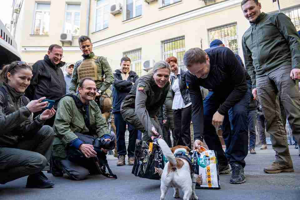 ukraine dog patron bomb medal award