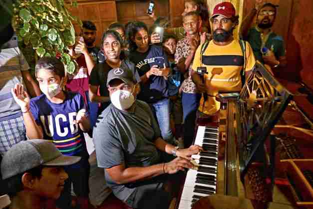 sri lanka protesters storm residence gotabaya rajapaksa resign