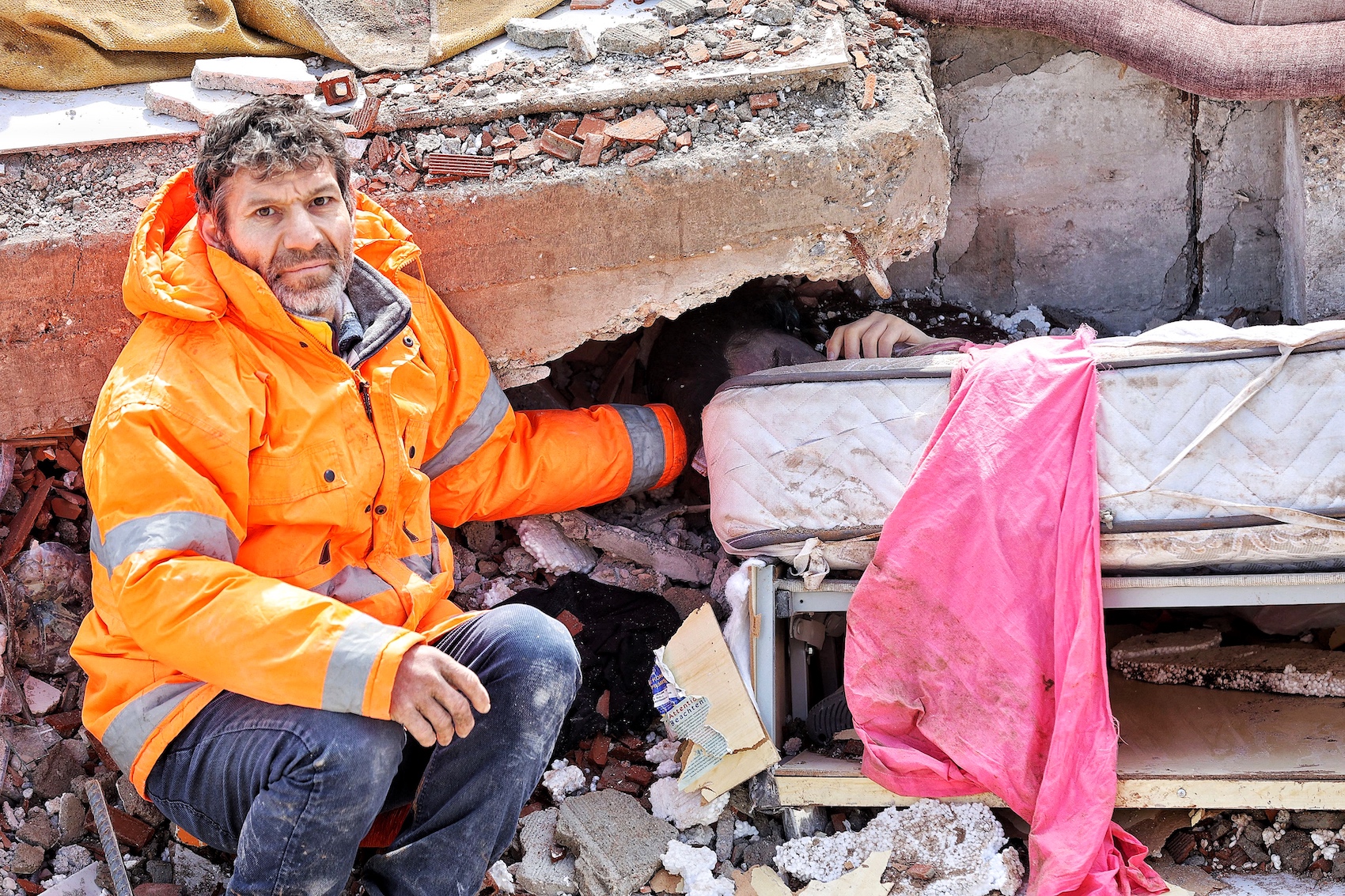 turkish dad holding his dead daughter's hand under the rubble