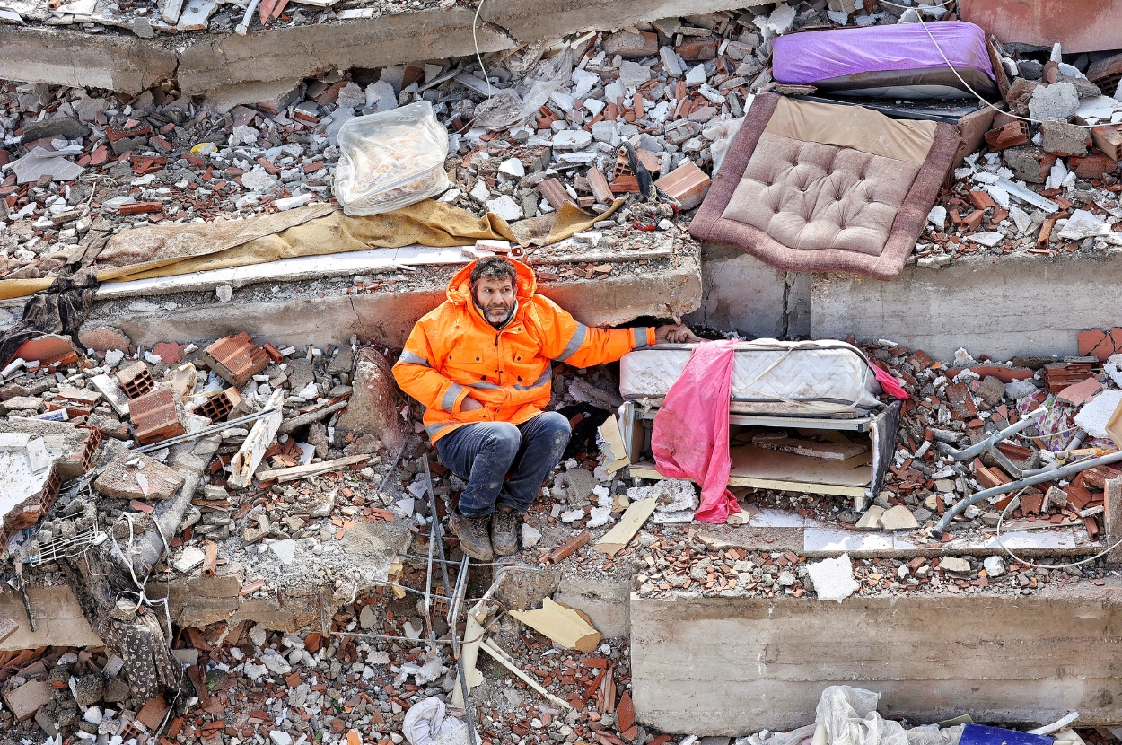 turkish dad holding his dead daughter's hand under the rubble