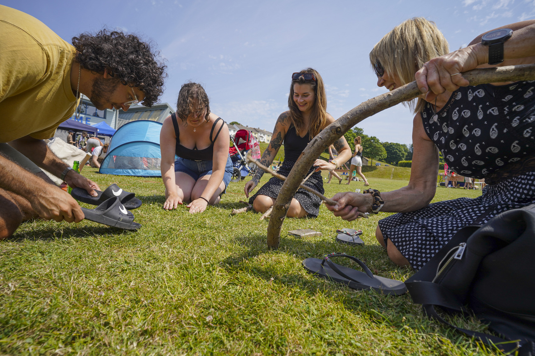 A group competitors coordinates to attract worms out