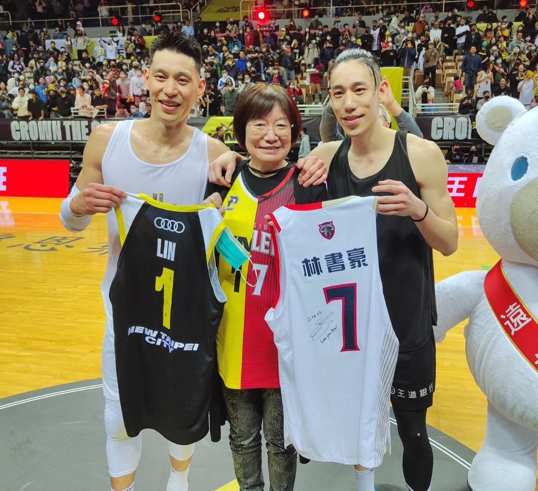 a group picture of jeremy lin and joseph lin and their mom holding their basketball team shirt