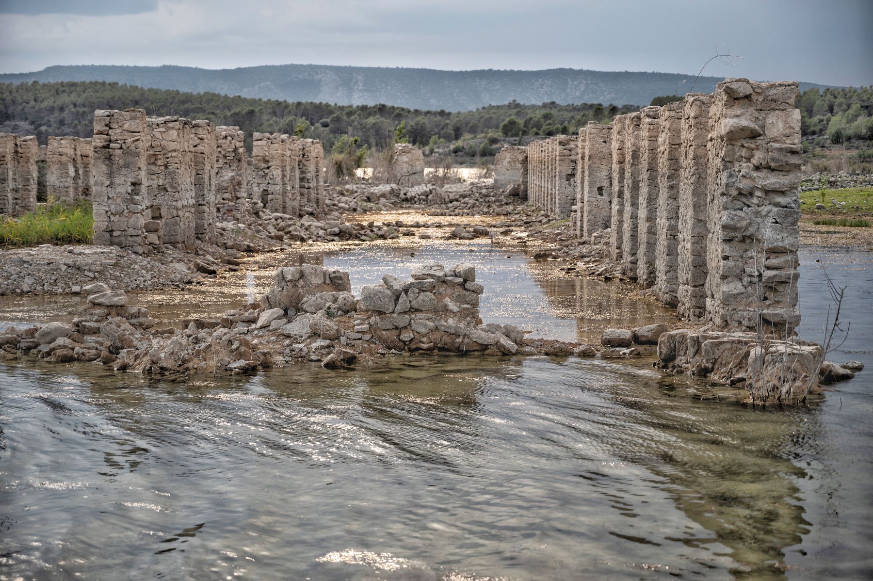 Spain bathhouse emerges from Buendia reservior