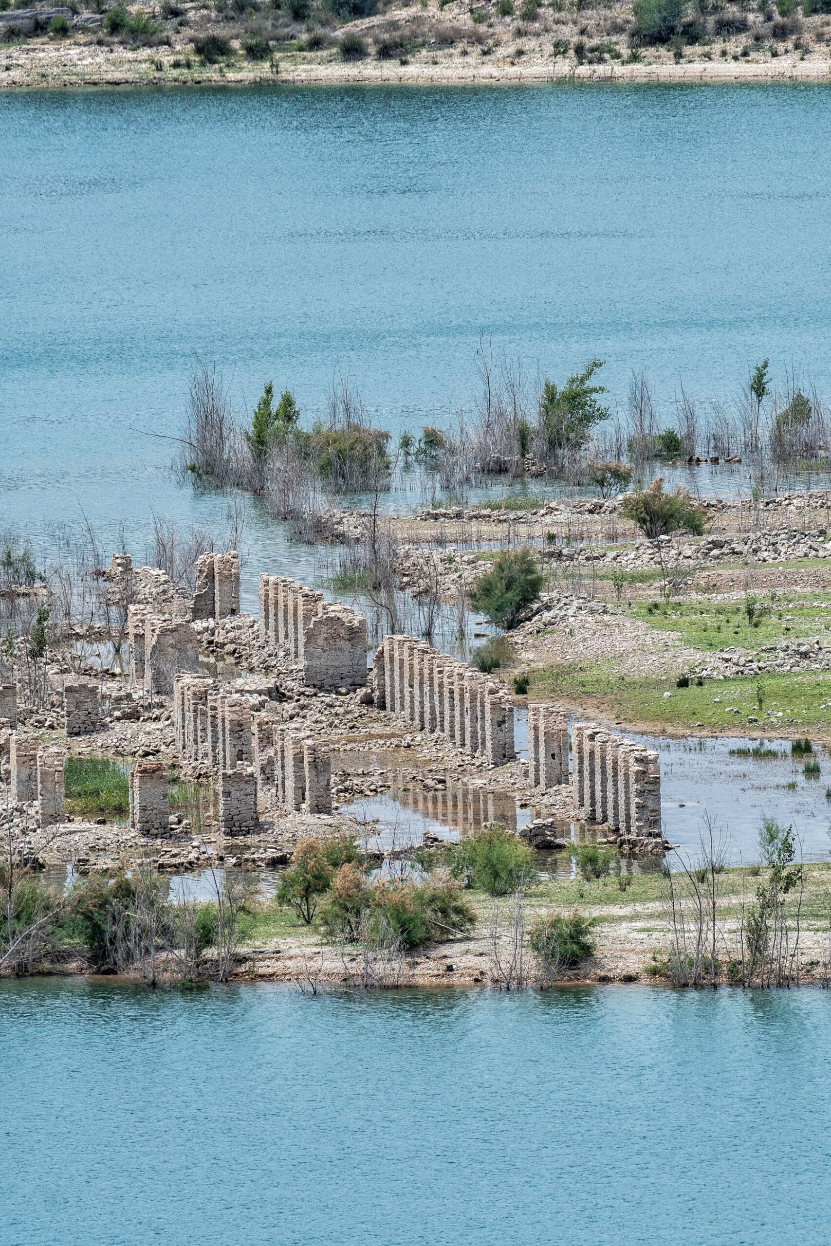 Submerged Spanish bathhouse emerges from Buendia reservoir