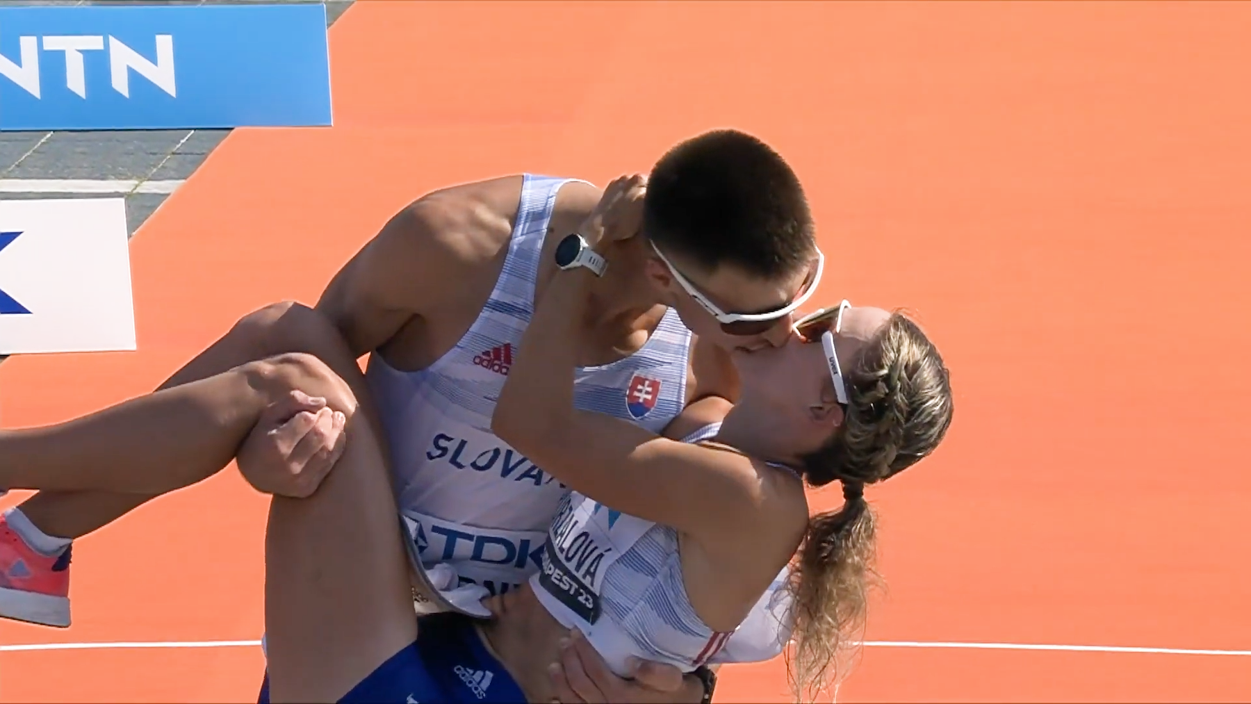 Hana Burzalová Dominik Černý kiss